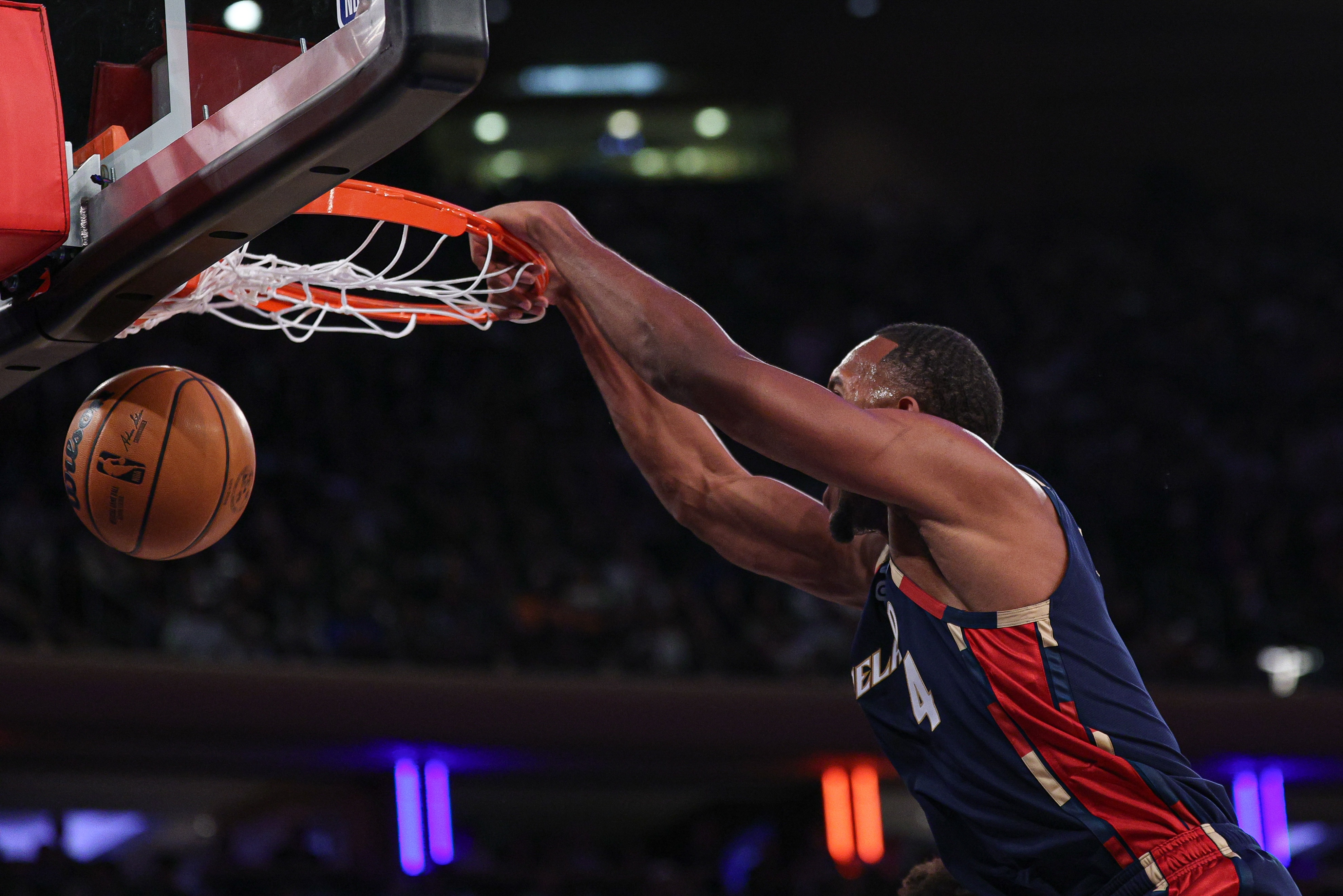 万向娱乐平台-攻防俱佳！莫布里24中13砍下29分13板7助4帽 正负值+17