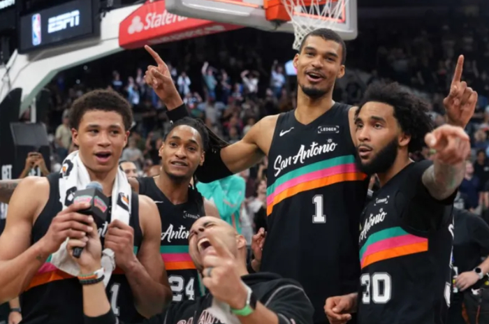 万向娱乐客户端-22+10+10，4号秀超级崛起，说他是保罗接班人，可能并非开玩笑|马刺|克里斯·保罗|卡斯尔|哈珀|圣安东尼奥马刺队_新浪体育_新浪新闻